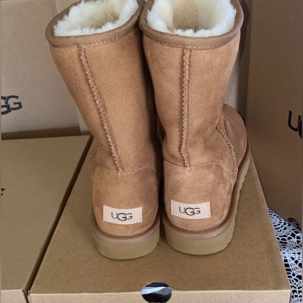 UGG CLASSIC SHORT - Picture 4 of 5